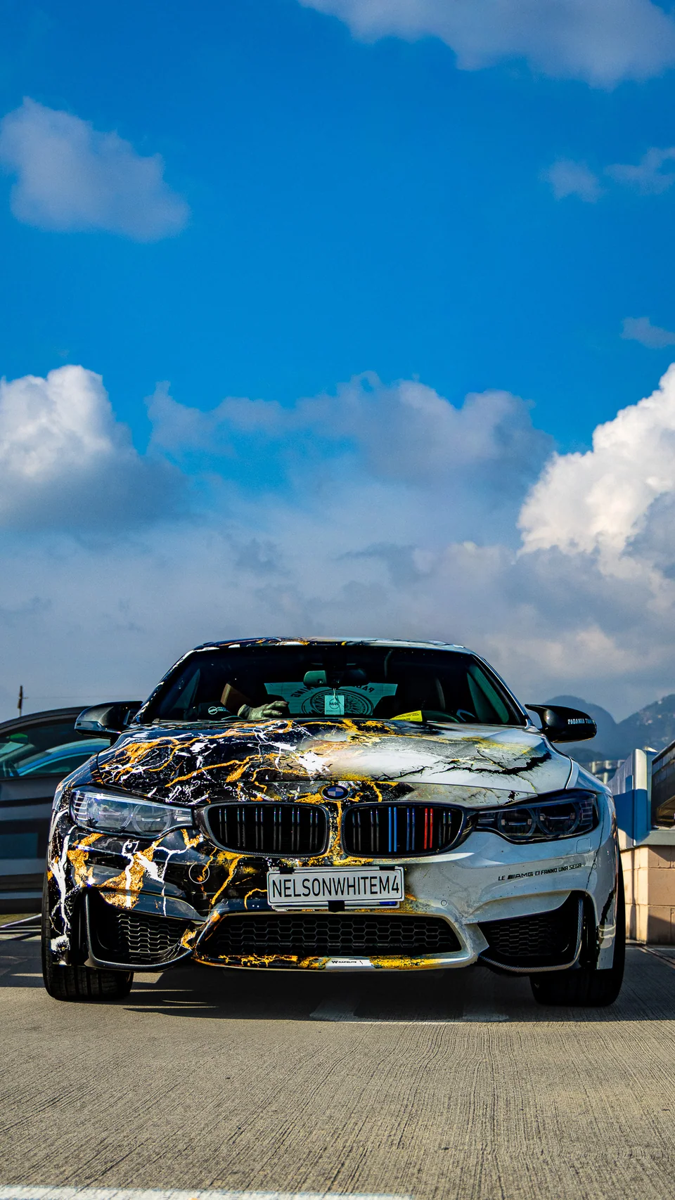 BMW con livrea grafica vista frontalmente